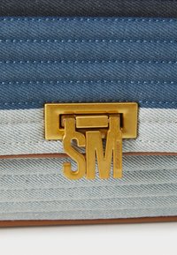 Thumbnail Image 4