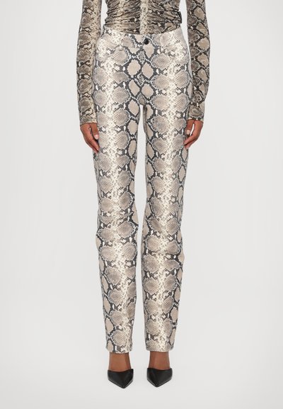 Pantalones con estampado de serpiente en beige, gris y negro. Diseño ajustado con una textura suave, con bolsillos frontales y cierre de botón.