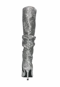 Varren polvenkorkuiset stiletto-kengät hopeakiiltävällä glitterillä, joissa on rennoin muotoilu. Varusteena teräväkärkinen nuppi ja kiiltävä musta korko. Tasainen pinta kauttaaltaan.