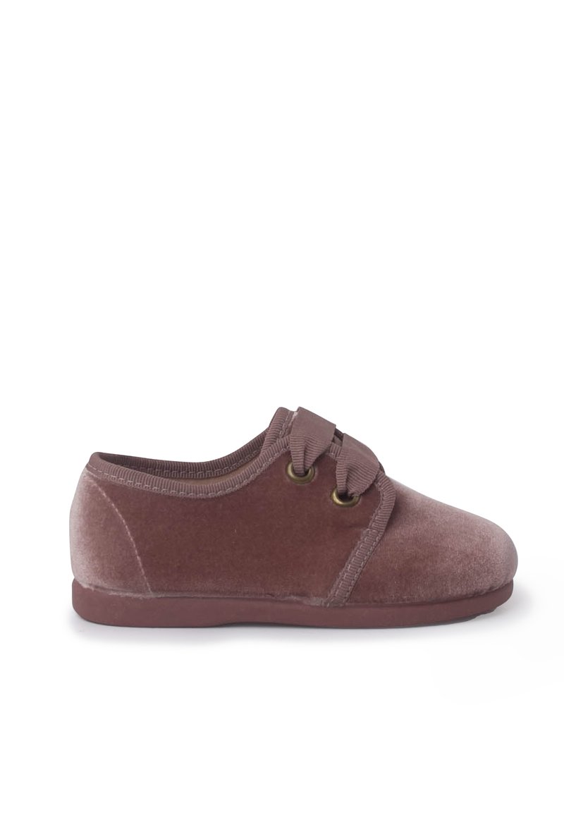 Pantofole di velluto in rosa polveroso, con punta rotonda, lacci elastici e una tomaia morbida e testurizzata con suola in gomma piatta.