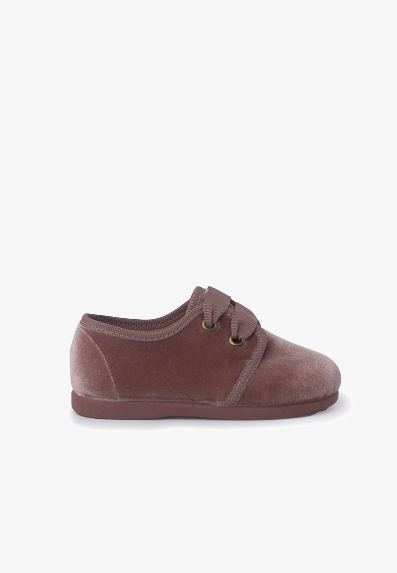 Pantofole di velluto in rosa polveroso, con punta rotonda, lacci elastici e una tomaia morbida e testurizzata con suola in gomma piatta.