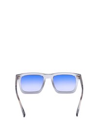 Lunettes de soleil rectangulaires avec montures grises transparentes et verres dégradés bleus, vues de face sur fond blanc.