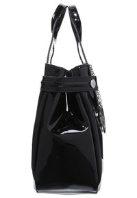 Černá lakovaná kožená kabelka se strukturovaným tvarem, dvojitými uchy a dekorativním řetízkem. Vyznačuje se lesklou texturou a zipovým uzávěrem.