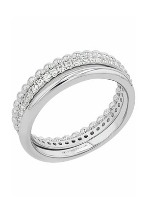Bague à band argent avec deux rangées de petites pierres rondes claires disposées le long des bords, bande centrale lisse et polie, avec l'inscription "Tom Tailor" à l'intérieur.