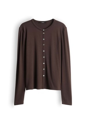 Brauner Strickcardigan mit langen Ärmeln, Rundhalsausschnitt, acht Knöpfen vorne und geradem Saum.