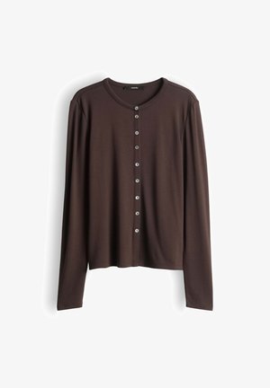 Brauner Strickcardigan mit langen Ärmeln, Rundhalsausschnitt, acht Knöpfen vorne und geradem Saum.