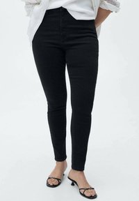 Mango RISE SKINNY  - Oprijete (skinny) kavbojke - black denim