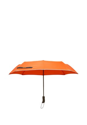 Kompakt orange paraply åbnet med sort håndtag og håndledsrem, rektangulær form, sort logopatch på kappelens kant.
