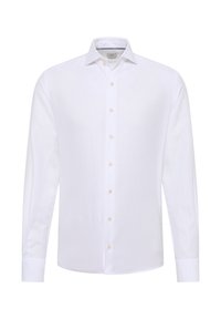 Weißes Langarmhemd mit Knopfleiste am Kragen, hellbraunen Knöpfen und glattem Baumwollstoff. Einfaches Design ohne Muster.