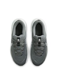 Para szarych butów sportowych Nike z białymi podeszwami, wykonanych z siateczkowej tkaniny, z sznurówkami, pokazywanych z widoku z góry na białym tle.