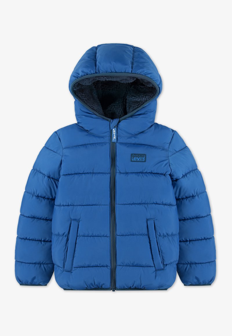 Blå dunjakke med glidelås foran, hette og fleecefôr. Har horisontal quilted design, to sidelommer og et logo-patch.