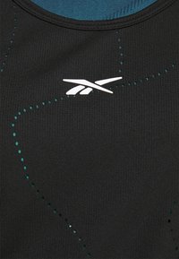 Czarny sportowy top na ramiączkach z teksturowanym materiałem, akcentami w odcieniu teal oraz białym logo na środku. Delikatny, kropkowany wzór w kolorze teal.