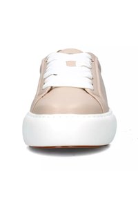 Sneaker in pelle beige con lacci bianchi, punta tonda e suola spessa bianca. Texture liscia con design minimale e accenti discreti.