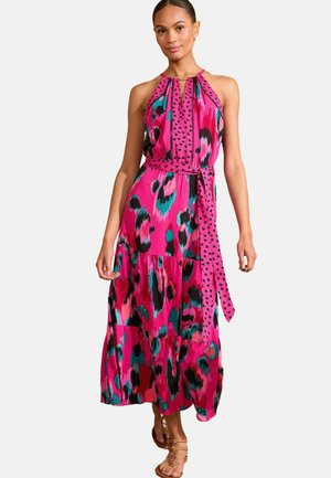 Maxi jurk in het roze met zwart en teal luipaardprint, halternek ontwerp, gelaagde rok en bijpassende riem. Gemaakt van lichtgewicht stof.