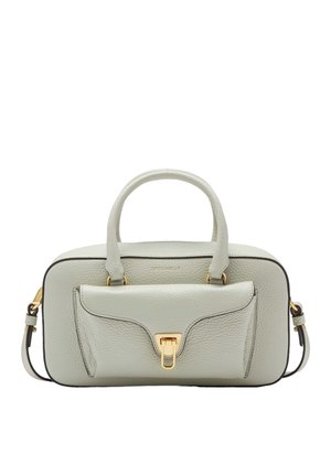 Bolso de mano de cuero texturizado en gris claro con asas superiores, bolsillo delantero con tapa y cierre dorado, y correa de hombro desmontable.