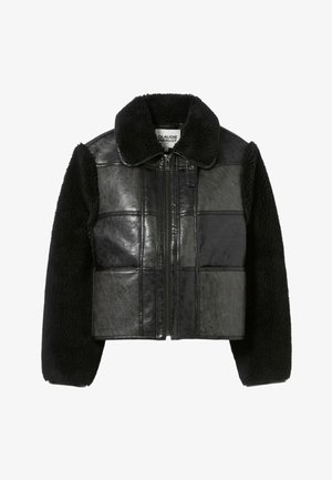 Chaqueta corta de cuero negro y borreguillo negro con cierre de cremallera, amplio cuello y detalles en panel rectangular en el cuerpo.