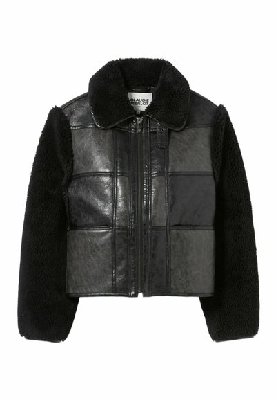 Chaqueta corta de cuero negro y borreguillo negro con cierre de cremallera, amplio cuello y detalles en panel rectangular en el cuerpo.