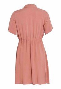 Abito camicia rosa chiaro con maniche corte, colletto e vita elastica. Tessuto morbido con una forma fluida e leggero svaso all'orlo.