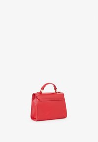 Sac à main en cuir rouge avec un design structuré, un dessus plat, une courte poignée et des accents en métal doré. Texture lisse, forme compacte.
