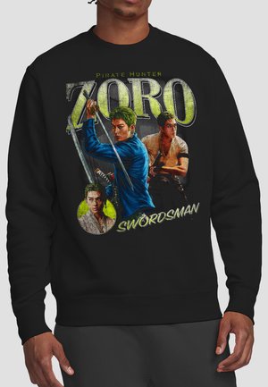 Sweatshirt mit Grafik von drei schwertschwingenden Figuren, beschriftet mit "Pirate Hunter Zoro" und "Swordsman" auf schwarzem Hintergrund.