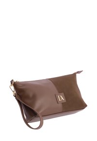 Bolso de mano de cuero marrón y ante con un acento de logo dorado, cierre de cremallera y una correa para la muñeca desmontable. Forma rectangular y textura suave.