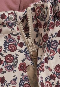 Stoff mit floralem Muster in Creme, verziert mit roten und blauen Rosen. Enthält einen zentralen Reißverschluss und einen silbernen Druckknopfverschluss, mit einem weichen Innenfutter.