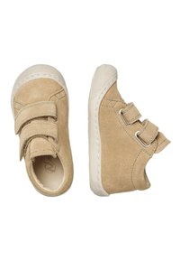 Béžové semišové boty pro batolata s dvěma nastavitelnými suchými zipy, bílé gumové podrážky a zaoblený design špičky.