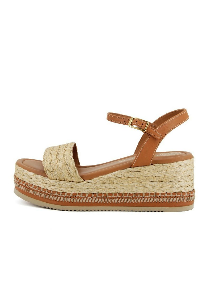 Sandalias de plataforma marrones con detalles de cuerda trenzada y una correa beige. Presenta una puntera redondeada y un tacón en cuña texturizado. Acento de hebilla dorada.