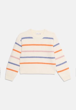 Kremfarget genser med flerfargede striper i rosa, oransje, blå og lavendel; har en rund hals og lange ermer, myk tekstur.