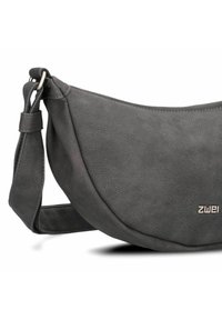 Bolso de hombro de cuero gris con una silueta curva, correa ajustable y un branding sutil. Textura suave con un acabado mate.