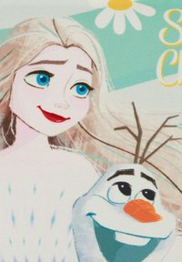 De illustratie toont een blonde figuur met blauwe ogen, die aan het glimlachen is, naast een sneeuwman met een oranje wortelneus en takkenarmen, tegen een pastelachtergrond.