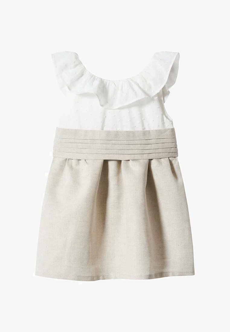 Robe sans manches pour tout-petit avec haut blanc texturé à volants et jupe plissée beige, dotée d'une large ceinture beige.