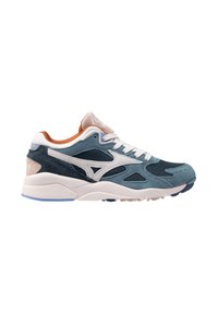 Sneaker in suede blu e navy con accenti in rete bianca, collare imbottito e suola testurizzata con una suola in gomma azzurra chiara.