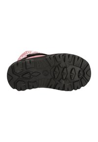 Pinke Stiefel mit einer strukturierten, schwarzen Gummisohle, die tiefe Profile und Traktionsmuster aufweist, entworfen für Griffigkeit und Langlebigkeit.