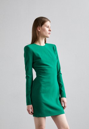 Rochie verde cu mâneci lungi și o siluetă ajustată. Confecționată dintr-un material neted, are un guler rotund și un design minimalist. Fără modele sau accente.