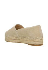 Béžové semišové espadrilky s otevřenou patou, vystavené s tkanou jutovou podrážkou a plochým gumovým dnem, texturované pro grip a pohodlí.