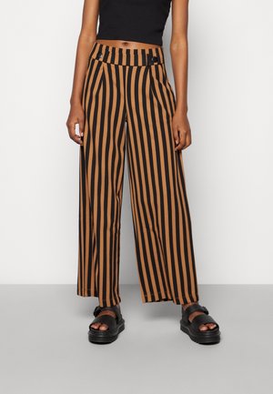 Zwart en bruin gestreepte wijde broek met een hoge taille en twee knopen, gemaakt van een gladde, lichtgewicht stof.