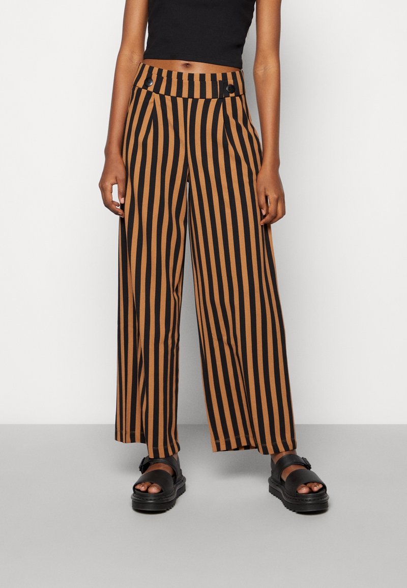 Breda byxor i svart och bruna vertikala ränder, med hög midja, två knappar och ett smidigt, lätt tyg.