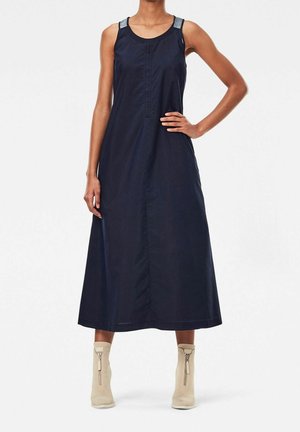 Vestido largo azul marino sin mangas con cuello redondo, tirantes texturizados en los hombros y una silueta recta que llega hasta los tobillos.