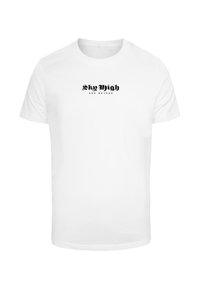 T-shirt blanc à manches courtes en coton, présentant un texte noir indiquant "Sky High AND BEYOND" dans une police audacieuse et stylisée.