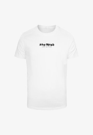 Fehér, rövid ujjú póló, amely pamutból készült, fekete felirattal, amely így szól: "Sky High AND BEYOND" vastag, stilizált betűtípussal.