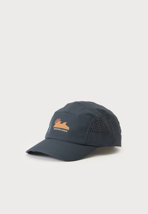 Tumehall sportlik müts perforatsiooniga külgpaneelidega ning oranži päikese ja laine logoga, millel esiküljel kiri "Adventure Division".