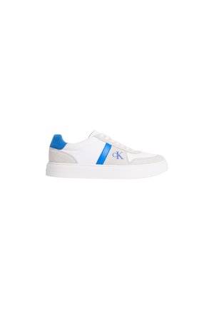 Witte lage sneaker met blauwe hielkap, blauwe streep en cK-logo aan de zijkant, witte zool en witte veters, weergegeven vanaf de linkerkant.