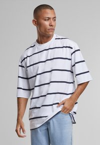 Urban Classics OVERSIZED SLEEVE MODERN STRIPE - T-shirts med print - white navy