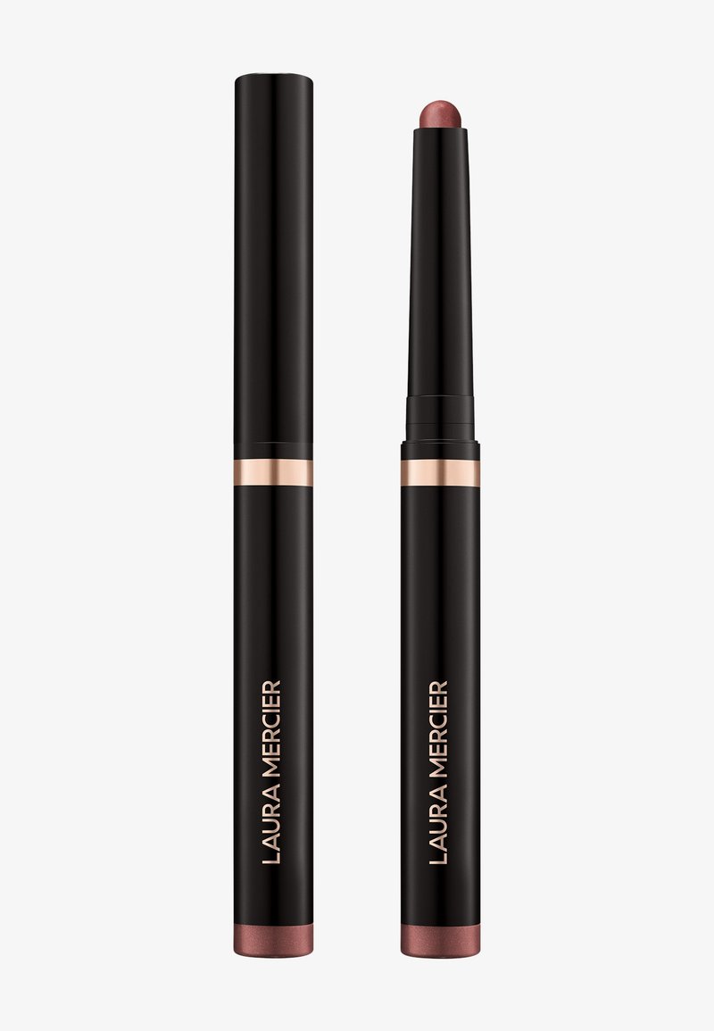 Lipcrayon in een zwarte behuizing met roségouden accenten; spitse punt voor nauwkeurige applicatie; het ene uiteinde afgesloten, het andere blootgesteld met een matte afwerking.
