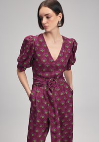 adL V-NECK PLEATED - Mono - printed damson