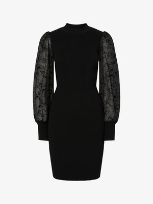 Sort tætsiddende kjole med ribstrikket krop, gennemsigtige pufferlange ærmer med blomsterbroderi og høj halsudskæring.