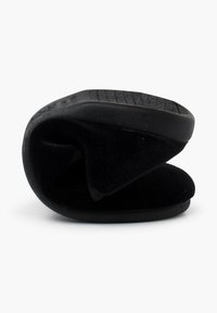 Černá nazouvací bota s měkkým textilním svrškem, zakřiveným designem, strukturovanou gumovou podrážkou a minimalistickým stylem. Žádné viditelné logo.