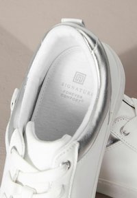 Sneaker alb cu suprafață de piele netedă, accente metalice argintii, vârf rotund, design cu șireturi și interior căptușit pentru confort.