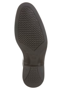 Semelle de chaussure en caoutchouc noir avec un motif de bande de roulement en zigzag ; comprend le logo de la marque "Geox" et un détail circulaire au niveau du talon.